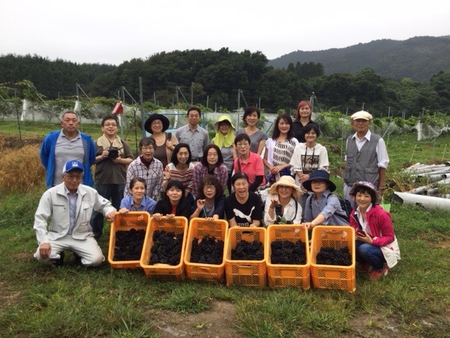 山の畑の初収穫には、東京から20名も参加　地元新聞社の取材も